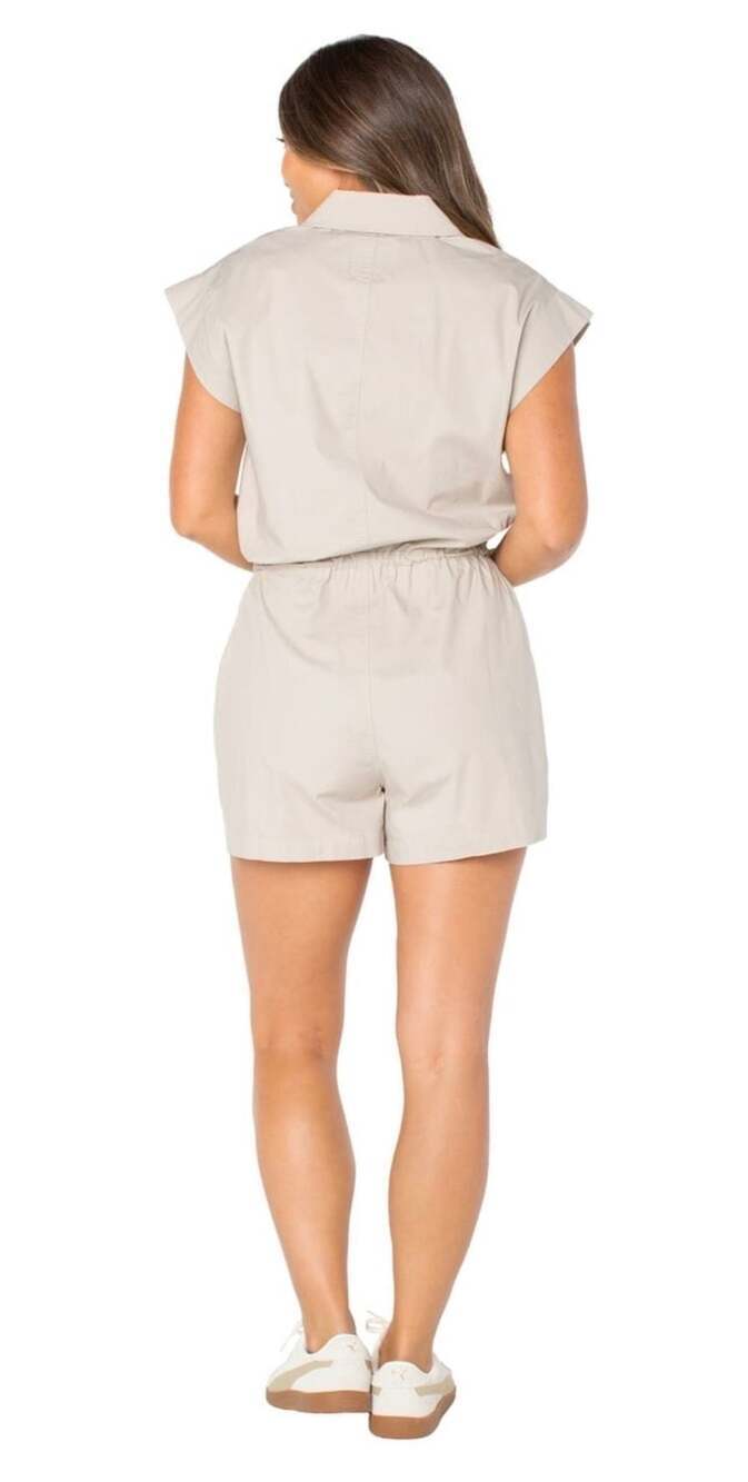 Celebrity Pink Short Sleeve Bungee Waist Romper in Beige, Sz S NWT - Picture 2 of 10
